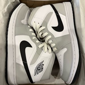 Wmns Air Jordan 1 Mid 'Grey Fog' so 8, brand new